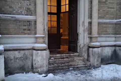 Zapaljena vrata crkve u Novom Sadu