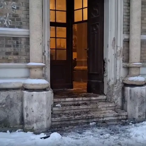 Zapaljena vrata crkve u Novom Sadu