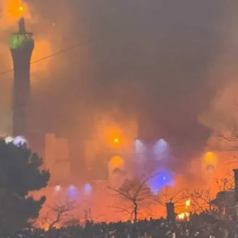 Zapaljena džamija u Teheranu