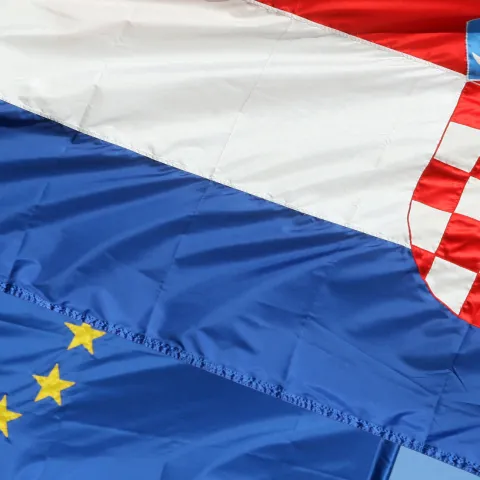 Zastave Republike Hrvatske i Europske Unije na zgradi Vlade u Zagrebu. 