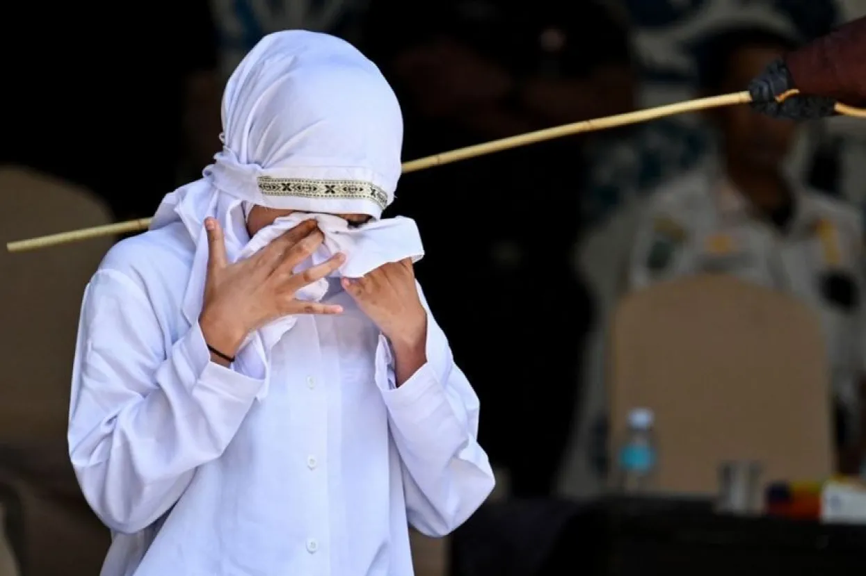 U Indoneziji par javno bičevan sa 140 udaraca zbog izvanbračnog s*ksa