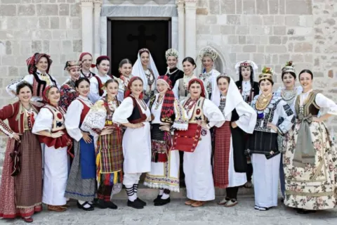 Revija tradicijske odjeće i izbor najljep&scaron;e Hrvatice u narodnoj no&scaron;nji izvan RH