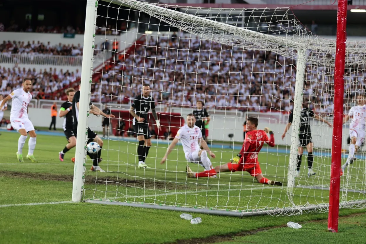 MOSTAR, 7. kolovoza (FENA) - Nogometa&scaron;i Zrinjskog su u trećem kolu kvalifikacija za UEFA Europsku ligu na stadionu pod Bijelim brijegom odigrali nerije&scaron;eno s islandskim Breidablikom. Rezultat je bio 1:1, a ovaj dvomeč rije&scaron;iti će se uzvratom na Islandu. (Foto FENA/ES)