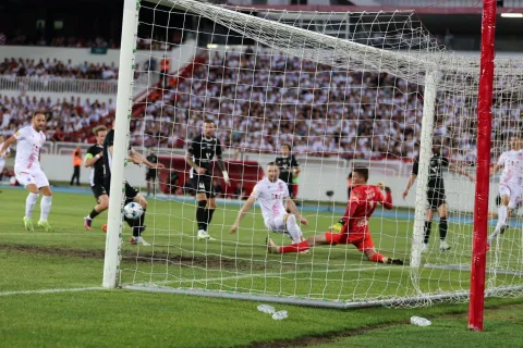 MOSTAR, 7. kolovoza (FENA) - Nogometa&scaron;i Zrinjskog su u trećem kolu kvalifikacija za UEFA Europsku ligu na stadionu pod Bijelim brijegom odigrali nerije&scaron;eno s islandskim Breidablikom. Rezultat je bio 1:1, a ovaj dvomeč rije&scaron;iti će se uzvratom na Islandu. (Foto FENA/ES)