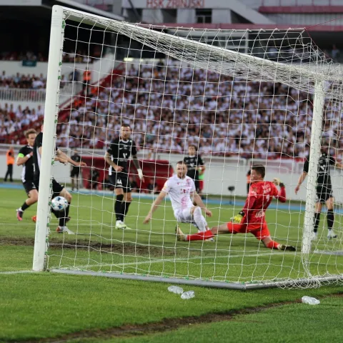 MOSTAR, 7. kolovoza (FENA) - Nogometa&scaron;i Zrinjskog su u trećem kolu kvalifikacija za UEFA Europsku ligu na stadionu pod Bijelim brijegom odigrali nerije&scaron;eno s islandskim Breidablikom. Rezultat je bio 1:1, a ovaj dvomeč rije&scaron;iti će se uzvratom na Islandu. (Foto FENA/ES)