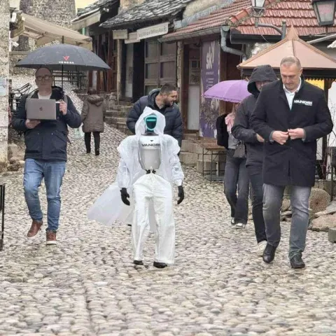 Humanoidni robot odbio skočiti sa Starog mosta u Mostaru