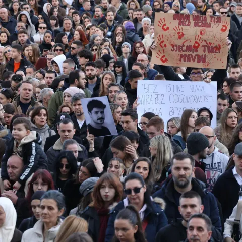 Tisuće prosvjednika u Sarajevu blokirale cestu zbog tragične tramvajske nesreće!