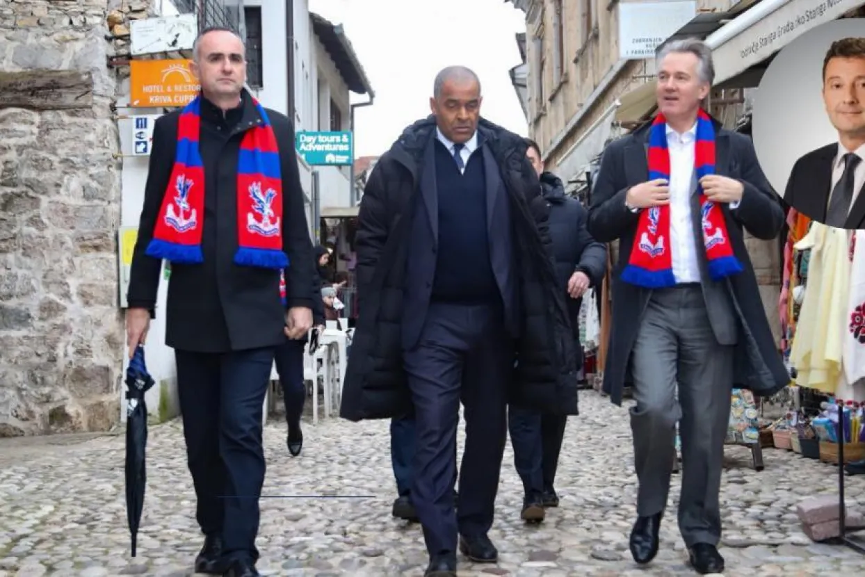 Predsjednik Gradskoga vijeća Mostara sa &scaron;alom Crystal Palacea