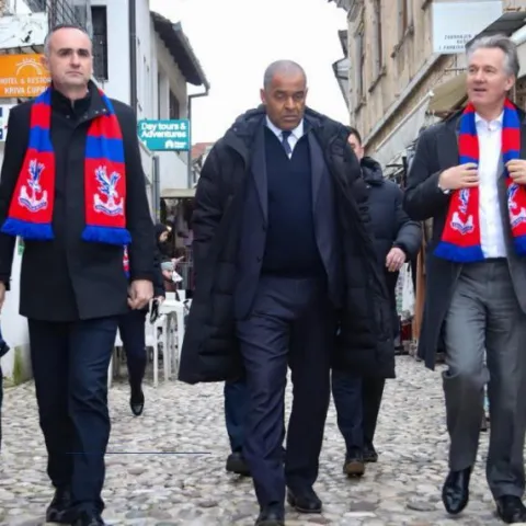 Predsjednik Gradskoga vijeća Mostara sa &scaron;alom Crystal Palacea