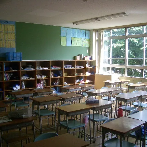 Prazne klupe (ilustracija)