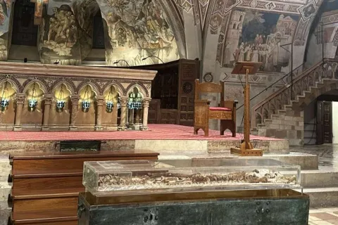 Posmrtni ostaci svetog Franje Asi&scaron;kog prvi put izloženi javnosti