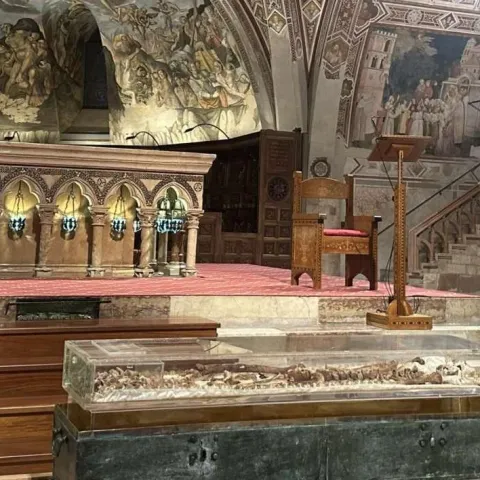 Posmrtni ostaci svetog Franje Asi&scaron;kog prvi put izloženi javnosti