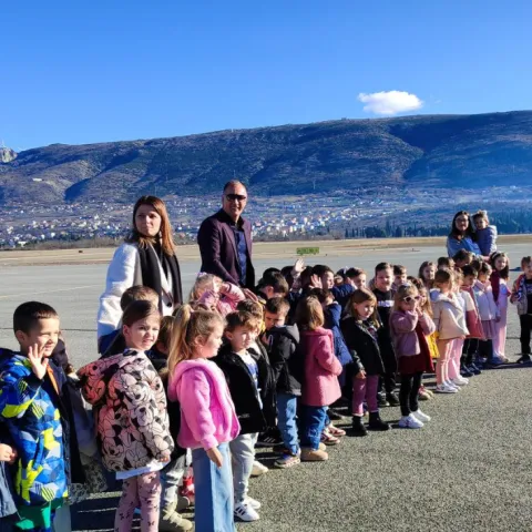 Djeca iz vrtića ispratila Zrinjski na let za London