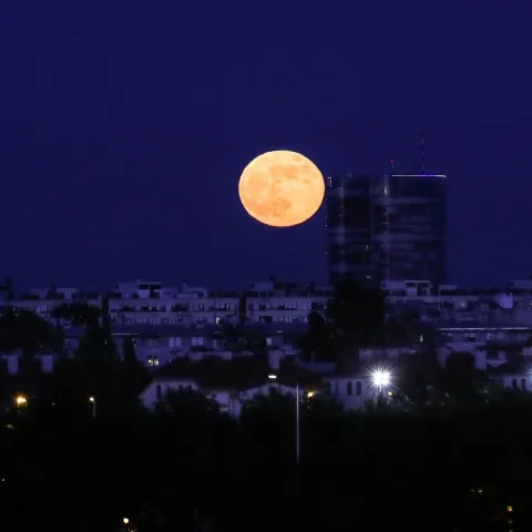 26.05.2021., Zagreb - Krvavi Mjesec dogadja se tijekom potpune pomrcine Mjeseca, kada se Zemlja nalazi izravno izmedju Mjeseca i Sunca, skrivajuci Mjesec od Sunceve svjetlosti.Photo: Emica Elvedji/PIXSELL