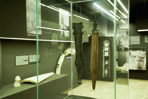 SARAJEVO, 22. jula (FENA) - FranjevaДЌki muzej Jajce smjeЕЎten je u prostorijama FranjevaДЌkog samostana sv. Luke u Jajcu, koji je izgraД'en krajem 19. stoljeД&Dagger;a. Muzej je po prvi put za javnost otvoren 1905. godine, a danas njegov fundus ДЌine eksponati arheoloЕЎke, etnoloЕЎke, sakralne te srednjovjekovne zbirke koje su osmislili Andrijana Pravidur, Astrida Bugarski, Emir O. FilipoviД&Dagger; i Drago BojiД&Dagger;. (Foto FENA/Almir RaziД&Dagger;)