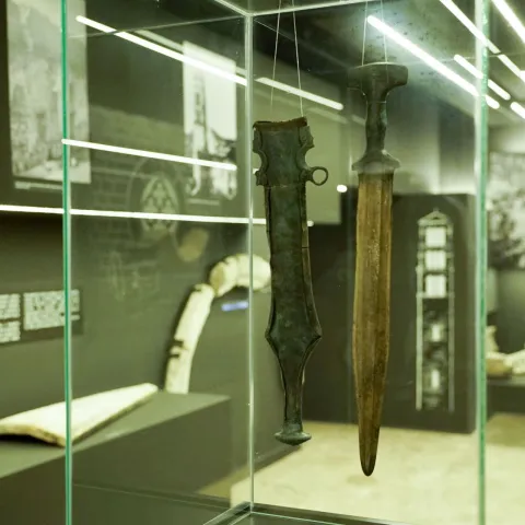 SARAJEVO, 22. jula (FENA) - FranjevaДЌki muzej Jajce smjeЕЎten je u prostorijama FranjevaДЌkog samostana sv. Luke u Jajcu, koji je izgraД'en krajem 19. stoljeД&Dagger;a. Muzej je po prvi put za javnost otvoren 1905. godine, a danas njegov fundus ДЌine eksponati arheoloЕЎke, etnoloЕЎke, sakralne te srednjovjekovne zbirke koje su osmislili Andrijana Pravidur, Astrida Bugarski, Emir O. FilipoviД&Dagger; i Drago BojiД&Dagger;. (Foto FENA/Almir RaziД&Dagger;)