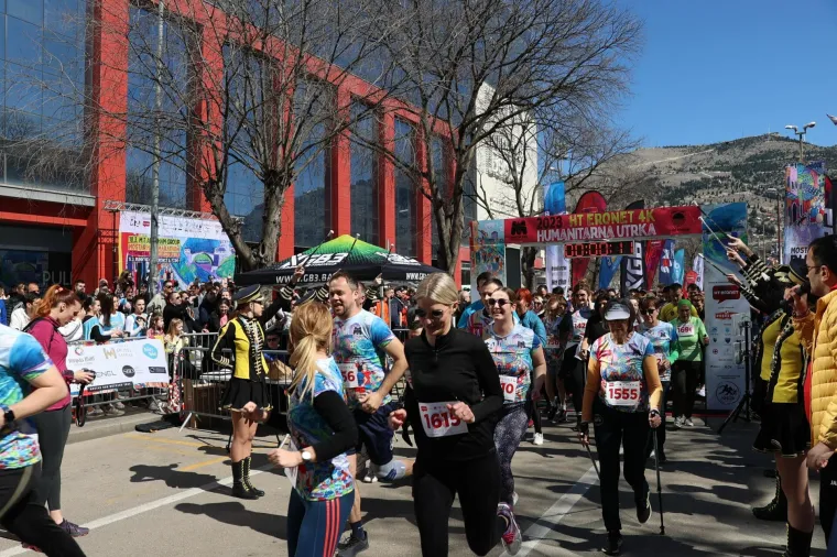 MOSTAR, 18. ožujka (FENA) &ndash; U okviru turističko-sportske manifestacije Mostar Run Weekend (MRW), koju organizira udruga Zdrav život &ndash; KINEZIS, održana je humanitarna 4K utrka. Na utrci je sudjelovalo vi&scaron;e od 1000 trkača, od kojih je 700 bilo iz Mostara, a donacije od humanitarne utrke namijenjene su centru Los Rosales.(Foto FENA/Branka Soldo)