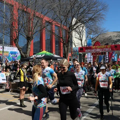MOSTAR, 18. ožujka (FENA) &ndash; U okviru turističko-sportske manifestacije Mostar Run Weekend (MRW), koju organizira udruga Zdrav život &ndash; KINEZIS, održana je humanitarna 4K utrka. Na utrci je sudjelovalo vi&scaron;e od 1000 trkača, od kojih je 700 bilo iz Mostara, a donacije od humanitarne utrke namijenjene su centru Los Rosales.(Foto FENA/Branka Soldo)