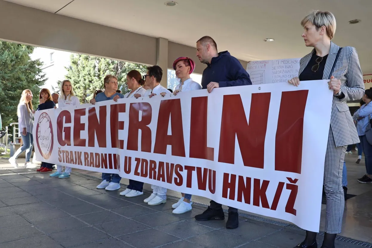 MOSTAR, 2. studenoga (FENA) &ndash; Jutros je u 8 sati počeo generalni &scaron;trajk svih zdravstvenih radnika u Hercegovačko-neretvanskoj županiji (HNŽ), a veliki broj njih okupio se ispred Sveučili&scaron;ne kliničke bolnice (SKB) Mostar, odakle su jo&scaron; jedanput pozvali županijsku Vladu "da sjednu za stol i spriječe katastrofu u zdravstvu."(Foto FENA/Mario Obrdalj)