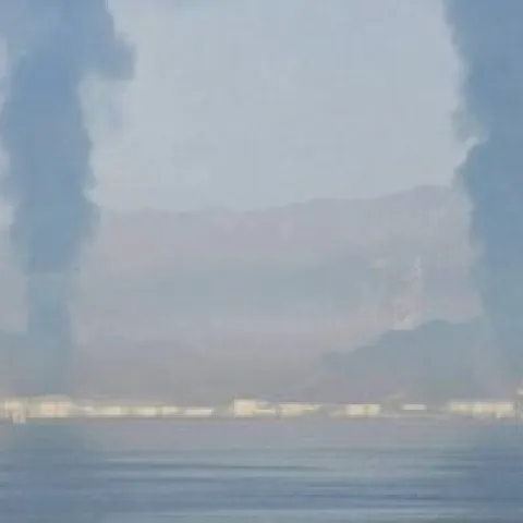 U važnoj naftnoj luci Fujairah u Ujedinjenim Arapskim Emiratima izbio je požar nakon napada dronom