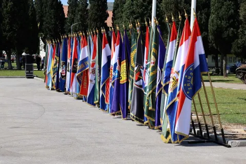 MOSTAR, 8. travnja (FENA) &ndash; U vojarni ''Stanislav Baja Kraljević'' u Rodoču održana je sredi&scaron;nja svečanost povodom obilježavanja 32. obljetnice utemeljenja Hrvatskog vijeća obrane (HVO) i 19. obljetnice utemeljenja 1. pje&scaron;ačke (gardijske) pukovnije Oružanih snaga (OS) BiH.(Foto FENA/Mario Obrdalj)