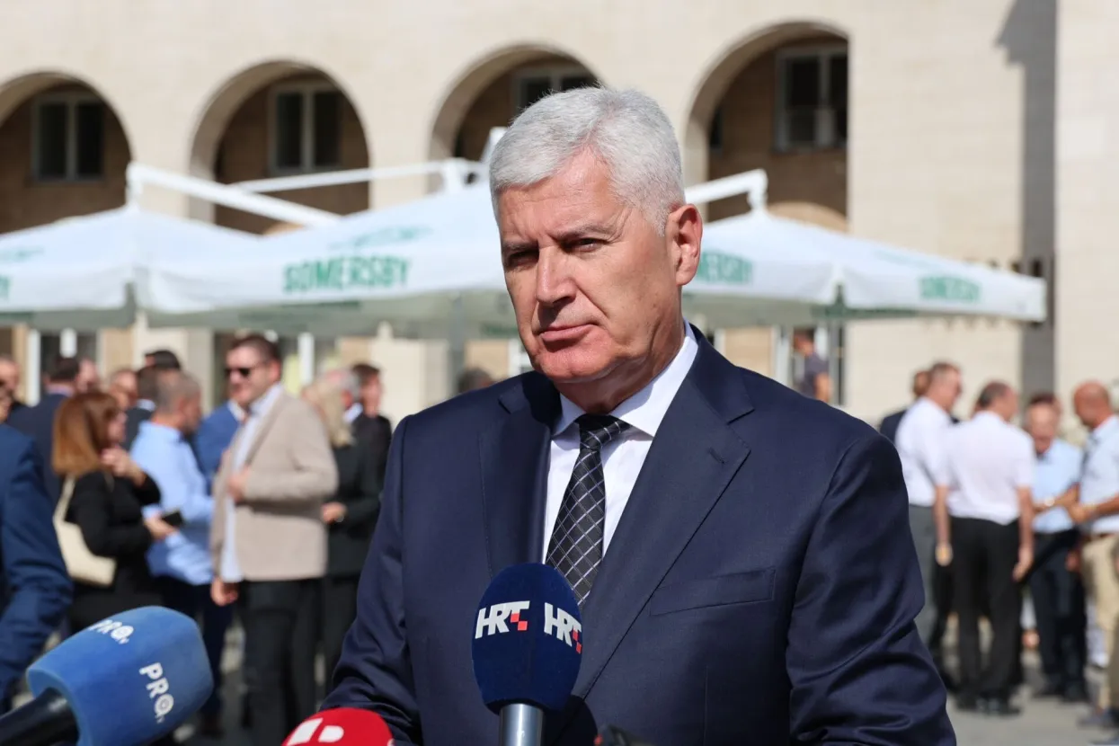 MOSTAR, 22. kolovoza (FENA) - Polaganjem vijenaca i odavanjem počasti svim hrvatskim braniteljima kod spomenika ispred Hrvatskog doma hercega Stjepana Kosače u Mostaru je u četvrtak obilježena 32. obljetnica osnivanja Hrvatske Republike Herceg-Bosne.(Foto FENA/Branka Soldo)