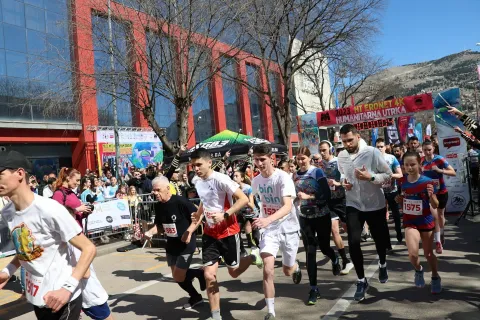 MOSTAR, 18. ožujka (FENA) &ndash; U okviru turističko-sportske manifestacije Mostar Run Weekend (MRW), koju organizira udruga Zdrav život &ndash; KINEZIS, održana je humanitarna 4K utrka. Na utrci je sudjelovalo vi&scaron;e od 1000 trkača, od kojih je 700 bilo iz Mostara, a donacije od humanitarne utrke namijenjene su centru Los Rosales.(Foto FENA/Branka Soldo)