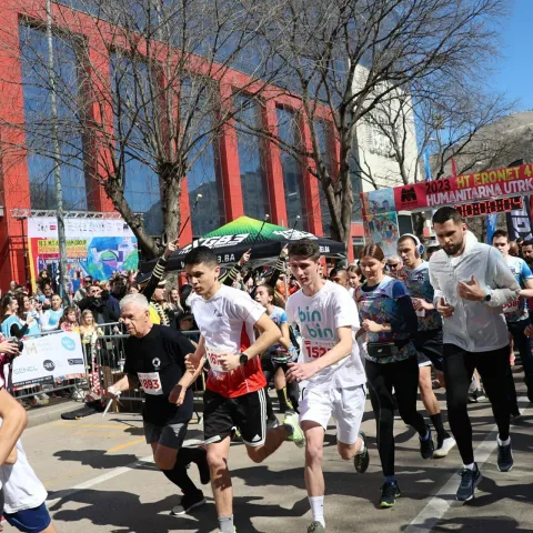 MOSTAR, 18. ožujka (FENA) &ndash; U okviru turističko-sportske manifestacije Mostar Run Weekend (MRW), koju organizira udruga Zdrav život &ndash; KINEZIS, održana je humanitarna 4K utrka. Na utrci je sudjelovalo vi&scaron;e od 1000 trkača, od kojih je 700 bilo iz Mostara, a donacije od humanitarne utrke namijenjene su centru Los Rosales.(Foto FENA/Branka Soldo)