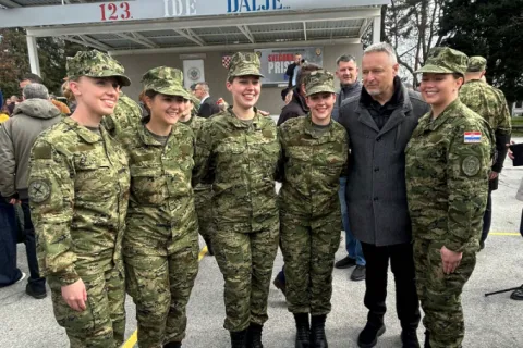 Thompsonova kćerka Diva položila prisegu u pože&scaron;kog vojarni