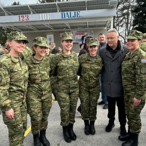 Thompsonova kćerka Diva položila prisegu u pože&scaron;kog vojarni