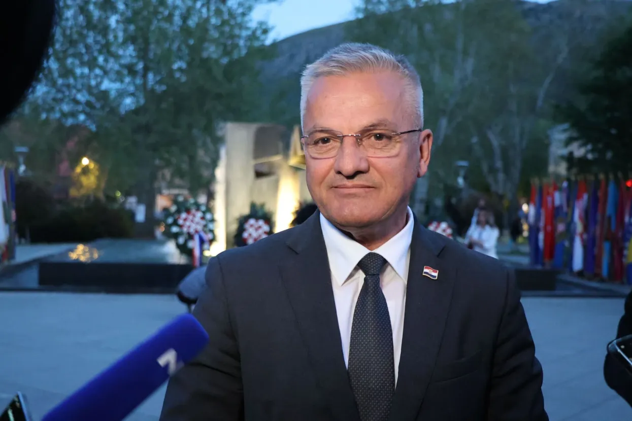 MOSTAR, 8. travanj (FENA) &ndash; Svetom misom, svečanim mimohodom te polaganjem vijenaca ispred sredi&scaron;njeg spomen obilježja ispred Hrvatskog doma herceg Stjepana Kosače u Mostaru u ponedjeljak je zavr&scaron;eno obilježavanje 32. godi&scaron;njice osnivanja Hrvatskog vijeća obrane (HVO).(Foto FENA/Branka Soldo) 