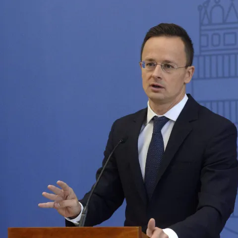 Peter Szijj&aacute;rt&oacute;