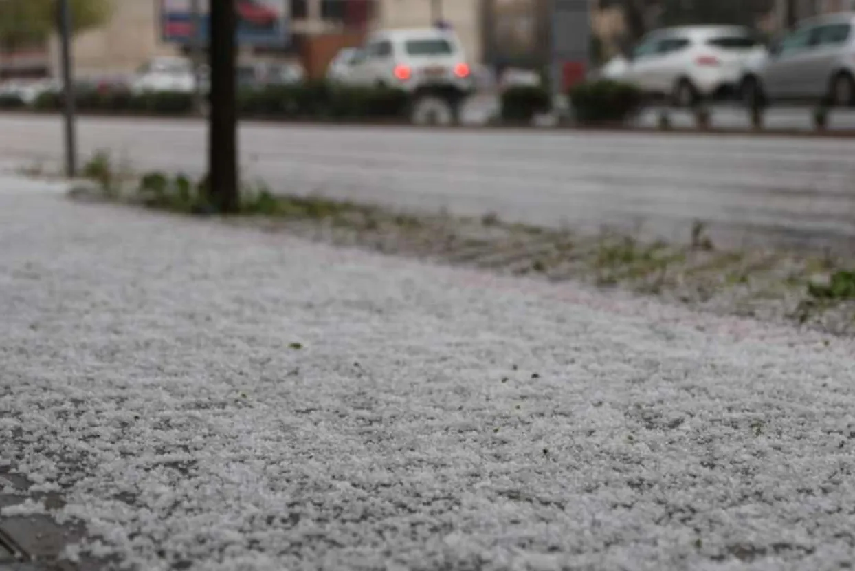 Ki&scaron;a i tuča u Mostaru