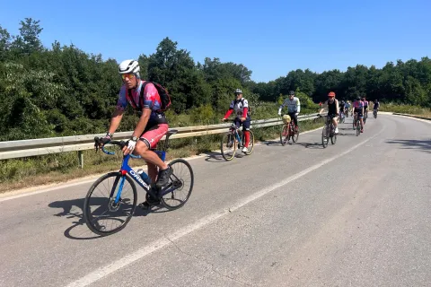 MOSTAR, 8. lipnja (FENA) &ndash; Tradicionalno biciklističko hodoča&scaron;će u čast svetog Ante održano je u nedjelju, i već dugi niz godina okuplja brojne rekreativne bicikliste iz cijele Hercegovine. Ova manifestacija slavi vrijednosti zdravog života, zajedni&scaron;tva i duhovnosti, a sudionici svojim sudjelovanjem odaju čast za&scaron;titniku svetom Anti. (Foto FENA/Franjo Lovrić)