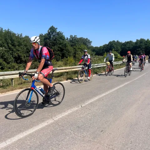 MOSTAR, 8. lipnja (FENA) &ndash; Tradicionalno biciklističko hodoča&scaron;će u čast svetog Ante održano je u nedjelju, i već dugi niz godina okuplja brojne rekreativne bicikliste iz cijele Hercegovine. Ova manifestacija slavi vrijednosti zdravog života, zajedni&scaron;tva i duhovnosti, a sudionici svojim sudjelovanjem odaju čast za&scaron;titniku svetom Anti. (Foto FENA/Franjo Lovrić)