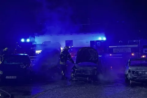 U dvori&scaron;tu &scaron;kole u Mostaru gorjelo vi&scaron;e vozila 