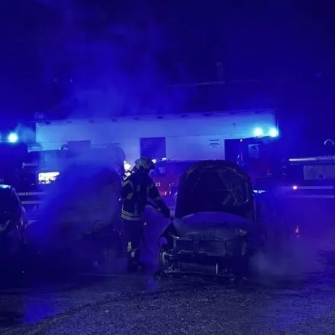 U dvori&scaron;tu &scaron;kole u Mostaru gorjelo vi&scaron;e vozila 