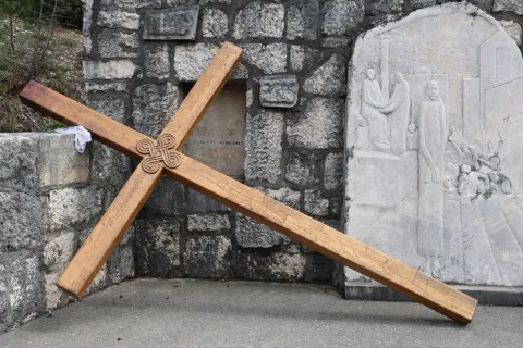 MOSTAR, 18. ožujka (FENA) - Vi&scaron;e stotina vjernika sudjelovalo je na Veliki petak u pobožnosti Križnog puta na brdu Hum iznad Mostara.(Foto FENA/Branka Soldo)