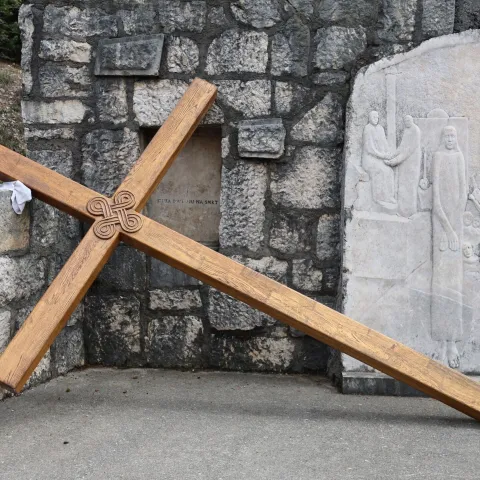 MOSTAR, 18. ožujka (FENA) - Vi&scaron;e stotina vjernika sudjelovalo je na Veliki petak u pobožnosti Križnog puta na brdu Hum iznad Mostara.(Foto FENA/Branka Soldo)