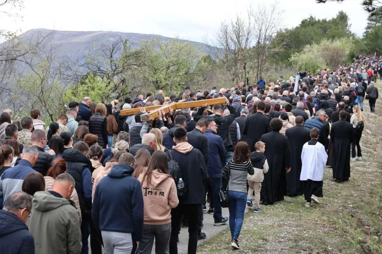 Mno&scaron;tvo vjernika na Križnom putu na Humu