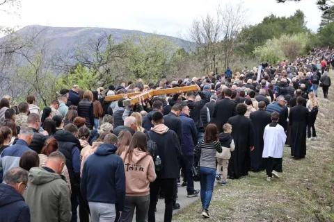 Mno&scaron;tvo vjernika na Križnom putu na Humu