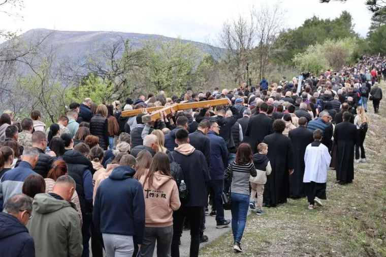 Mno&scaron;tvo vjernika na Križnom putu na Humu