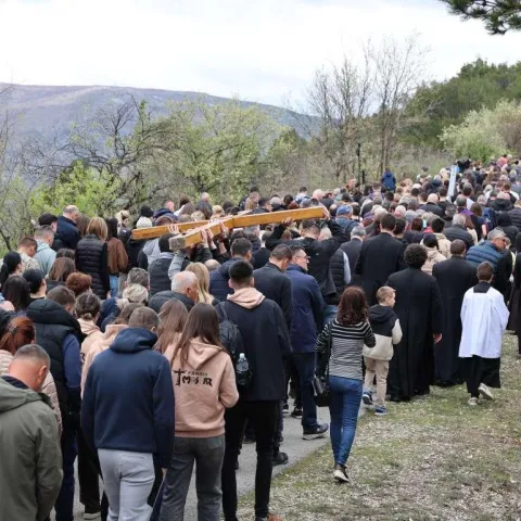 Mno&scaron;tvo vjernika na Križnom putu na Humu