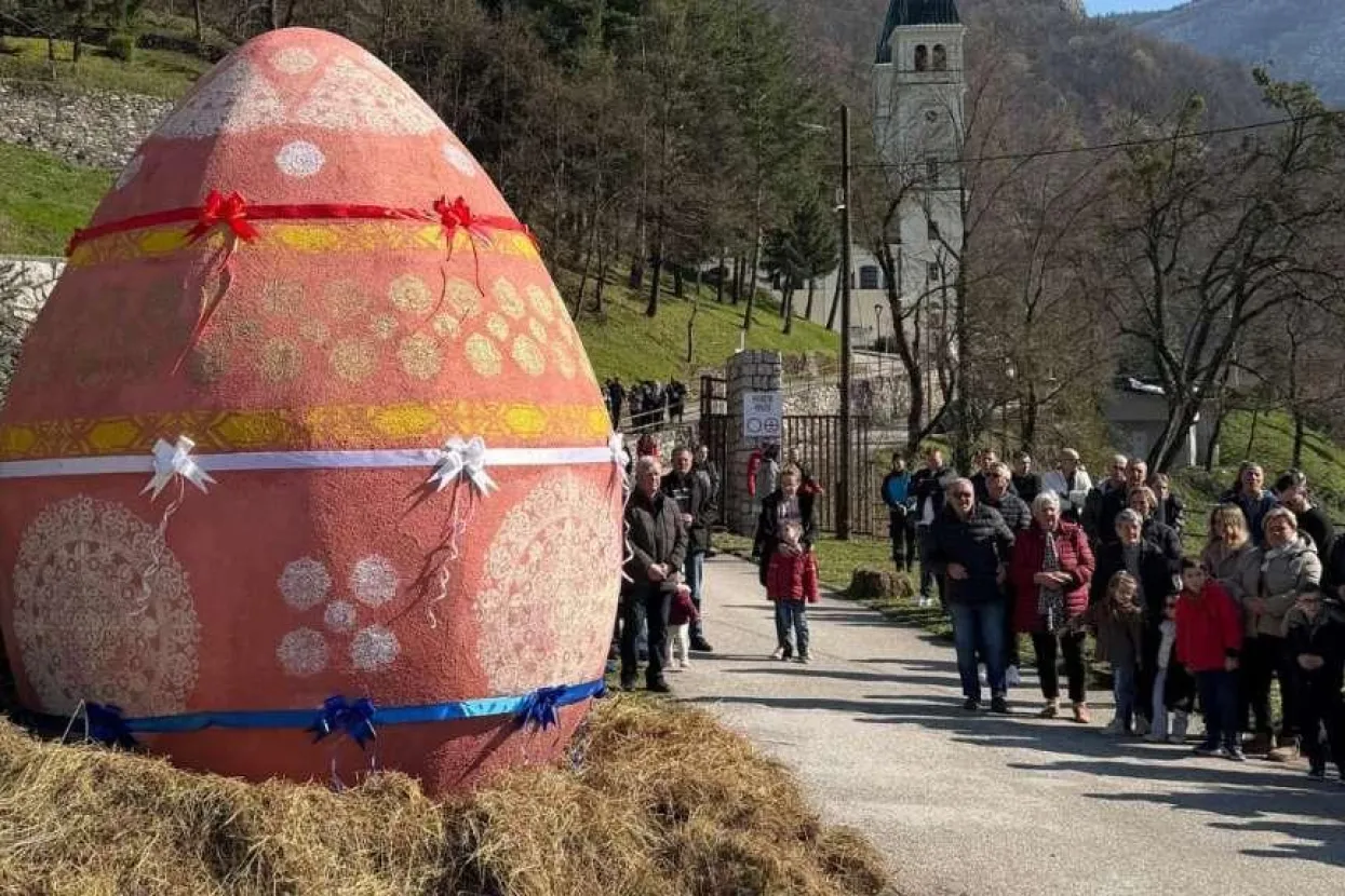 U Kraljevoj Sutjesci otkriveno i blagoslovljeno najveće uskrsno jaje na Balkanu