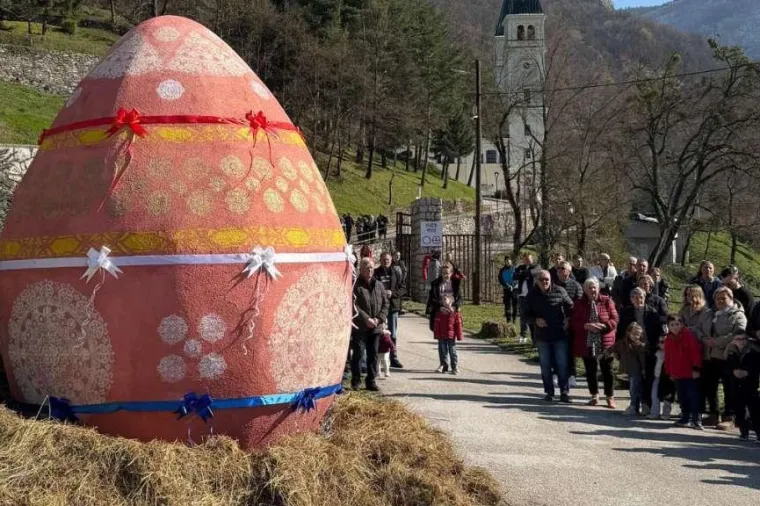 U Kraljevoj Sutjesci otkriveno i blagoslovljeno najveće uskrsno jaje na Balkanu