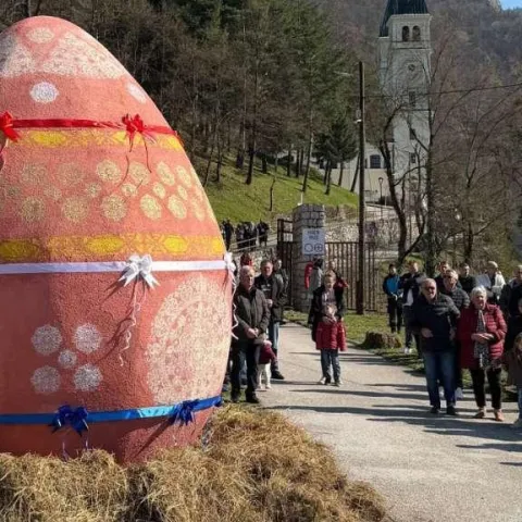 U Kraljevoj Sutjesci otkriveno i blagoslovljeno najveće uskrsno jaje na Balkanu
