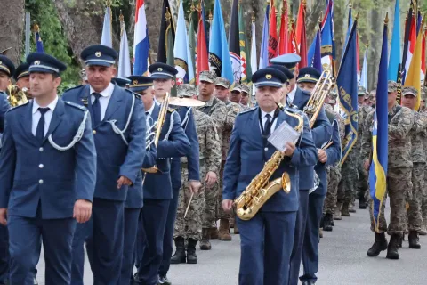 MOSTAR, 8. travanj (FENA) &ndash; Svetom misom, svečanim mimohodom te polaganjem vijenaca ispred sredi&scaron;njeg spomen obilježja ispred Hrvatskog doma herceg Stjepana Kosače u Mostaru u ponedjeljak je zavr&scaron;eno obilježavanje 32. godi&scaron;njice osnivanja Hrvatskog vijeća obrane (HVO).(Foto FENA/Branka Soldo) 