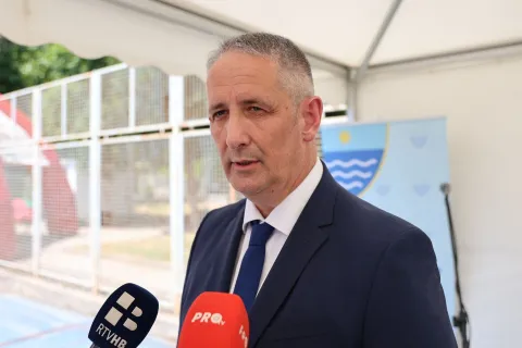 MOSTAR, 10. lipnja (FENA) &ndash; Osmo izdanje Sajma braniteljskog poduzetni&scaron;tva održava se u utorak na Platou iza Gimnazije Mostar. Ovogodi&scaron;nje izdanje okupilo je velik broj izlagača, njih vi&scaron;e od 60, iz Bosne i Hercegovine te susjedne Hrvatske.(Foto FENA/Tomislav Glamuzina)