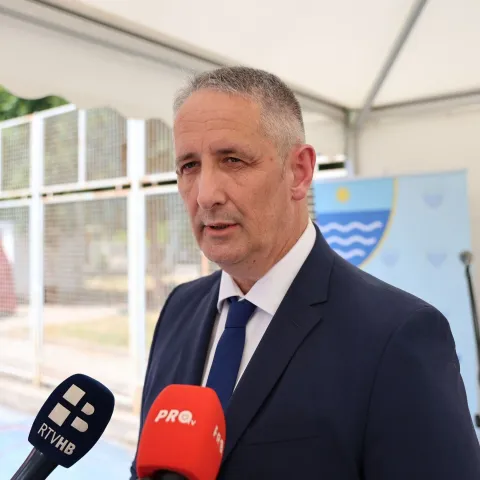 MOSTAR, 10. lipnja (FENA) &ndash; Osmo izdanje Sajma braniteljskog poduzetni&scaron;tva održava se u utorak na Platou iza Gimnazije Mostar. Ovogodi&scaron;nje izdanje okupilo je velik broj izlagača, njih vi&scaron;e od 60, iz Bosne i Hercegovine te susjedne Hrvatske.(Foto FENA/Tomislav Glamuzina)