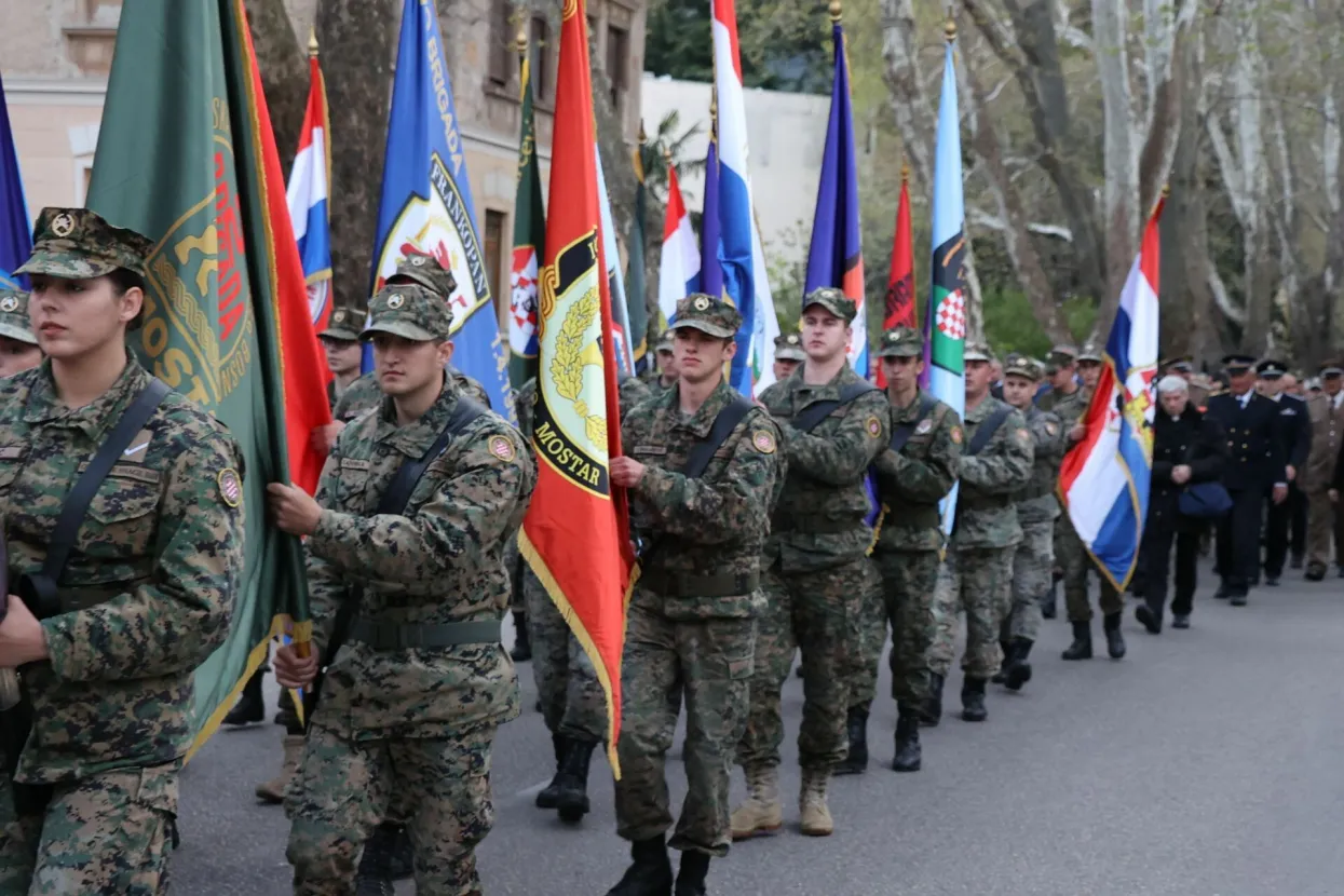MOSTAR, 11. travnja (FENA) &ndash; U utorak navečer nastavljena je sredi&scaron;nja svečanost obilježavanja 31. obljetnice utemeljenja Hrvatskog vijeća obrane (HVO) i 18. obljetnice utemeljenja 1. pje&scaron;ačke (gardijske) pukovnije Oružanih snaga (OS) BiH.(Foto FENA/Branka Soldo)
